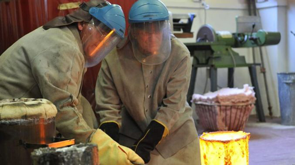 Vlase and helper pouring bronze in his Redhead NSW foundry
